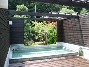 OPEN AIR SPA「伊豆石」：緑濃い谷津のそよ風に吹かれてひとり占め・・・