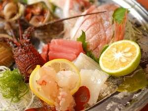 ROYAL PLATE：採れたての活きサザエ・地魚お造りを盛り合わせた海鮮ロワイヤルプレート一例
