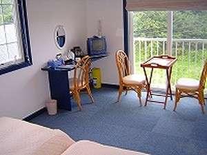 【海側ツイン２０７号室】１８．５平米でバストイレ付。お部屋は海が望めます。