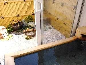 【貸切り風呂　和み】庭園風？。畳敷きの「和み風呂」はバリヤフリー設計。