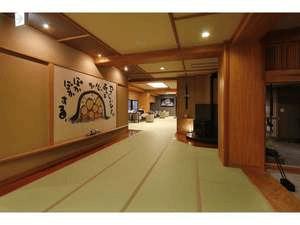 暖炉のあるロビーラウンジ。全館畳敷きとなりました。