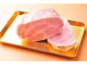 68℃の源泉温で2時間湯治の「湯治豚」断面は美しいロゼピンク、肉質はプルるんしっとりです
