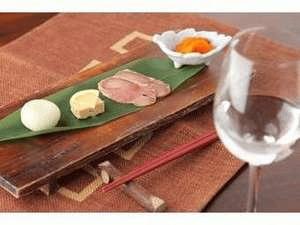 前菜「温故知新」には大吟醸原酒の「伊乎乃（いおの）」を合わせます。