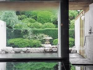 内湯より望む絵画のような庭園