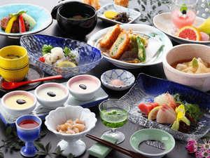 地産の旬の素材を生かした会席が好評