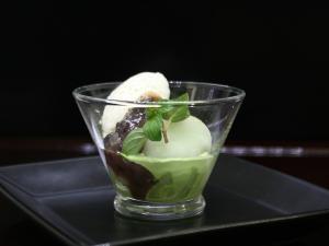抹茶アイスの牛皮包み、あずき添え