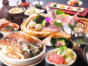 鯛の姿造りと宝楽焼、季節の一人鍋付まんぷく会席（写真は牛しゃぶ鍋）