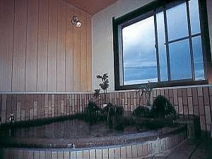 石山温泉は高度ラドン鉱泉で湧出量、泉質とも全国でも稀