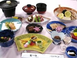 主人自らが包丁を握るからこそ出来る、湖国の素材を取り入れた料理をお楽しみ下さい。