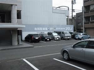 お車でお越しのお客様も安心！中心部には珍しい、駐車しやすい平面駐車場を完備（３５台）