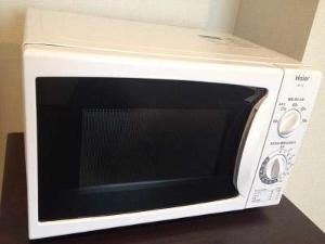 電子レンジ　全客室に備え付けております。　ご自由にお使いくださいませ。