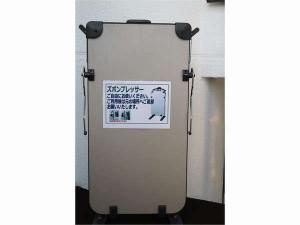 ズボンプレッサー　無料で貸し出し。各階フロアにご準備しております。※先着順、数量限定。