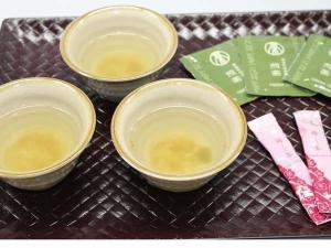 旅の疲れをお茶で癒してください。　煎茶、梅こぶ茶をご用意しております。