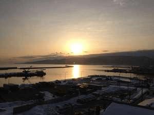 日本海の朝日