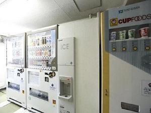 カップメンからアルコールまで自販機コーナー