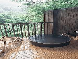 自然と一体になれる露天風呂付客室