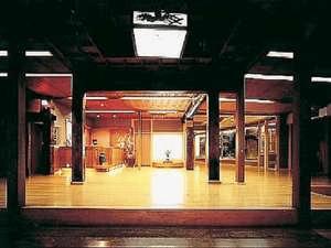 狩野元信の屏風などを展示したロビー