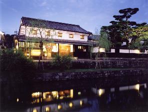 旅館外観　倉敷美観地区内倉敷川沿いに立地しております　大原美術館へは徒歩約2分