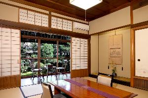吉備の間　客室8畳＋次の間2畳　バス・トイレ付