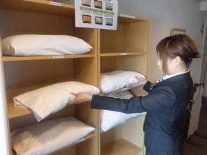 安眠枕を各フロアのエレベーター前に設置しています♪お客様に合った枕をお選びください（＾＾）