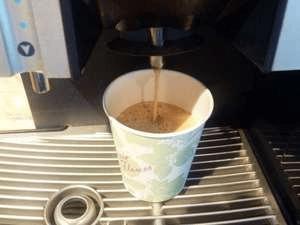 無料コーヒーサービス♪紙コップなので朝のご出発時はそのままお持ちください♪