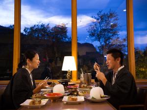 お食事を囲みながら、楽しいひと時をお過ごしください。