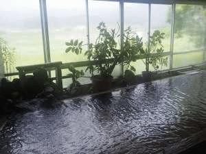 明るい大浴場。川内川がご覧頂けます。