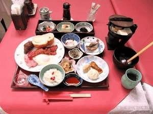 【朝食】フル・イングリッシュブレックファーストと薬膳粥の和食膳の一例です。