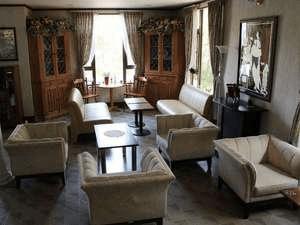 世界各国を旅した記念の品々がズラリと並ぶ