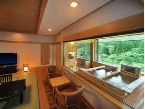 【半露天寝湯付き客室】お二人でのんびりと寛ぐひと時（露天と部屋とはスクリーンで遮断できます）