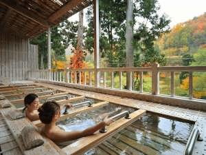 【露天寝湯・秋】紅葉の山々を寝ながら一望。秋風が心地いい