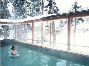 【露天風呂・冬】しんしんと降る雪の中で温泉に身をゆだねる贅沢。湯上り後も芯からぽかぽか