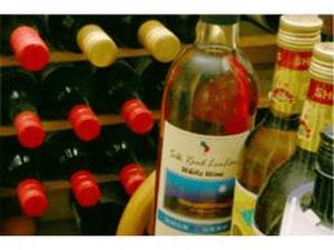 地酒はもちろん、ワインも種類豊富に取り揃えております