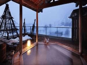 深々と降り積もる雪を眺めながら露天風呂を満喫。