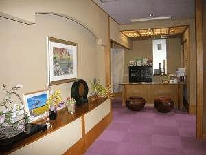 押し花に囲まれて落ち着きのあるフロント