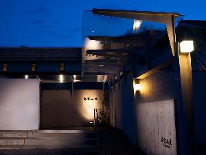 夕暮れに刻々と表情を変えるエントランス