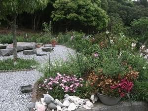 花いっぱいのお庭
