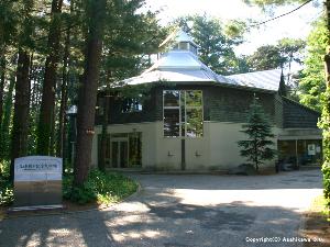 三浦綾子記念文学館　代表作『氷点』の舞台となった見本林の中にあります。