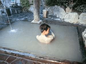 【風呂】硫黄成分などの温泉成分を豊富に含んだ天然泥パック