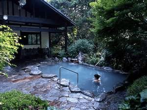 【母屋露天風呂】森林浴（紅葉浴）のできる露天風呂「さくら湯」。目に鮮やかな緑が癒されます