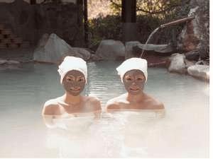 【母屋露天風呂】露天風呂「さくら湯」での美肌効果期待大の天然泥パック