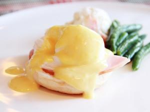 [エッグベネディクト]メインプレートの卵料理は、お好みの焼き方でテーブルにお持ち致します