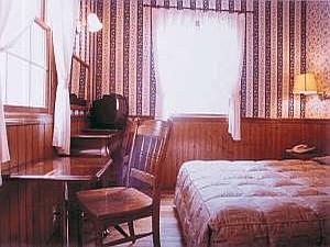 【ダブルルーム】1階 ダブルのお部屋です。輸入壁紙を使い、ひと部屋ごと雰囲気を変えて・・・