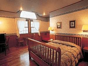 【デラックスクイーンルーム】16畳以上あるお部屋は、落ち着いた雰囲気。