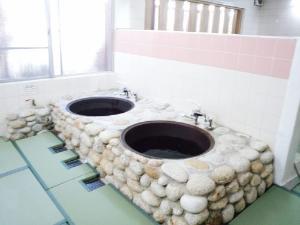 ４階　岩風呂　奥　五右衛門風呂風　【片方はアイシング用で水風呂をご用意】