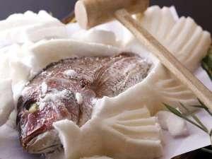 塩で包みこみ「旨味」を逃がさずに焼き上げる塩釜焼。ふっくらと焼きあがる鯛の身は絶品！