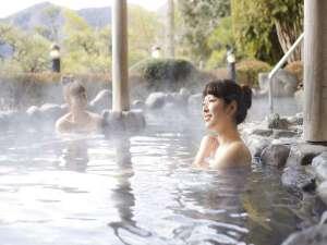 あたたかい温泉に満点の星空を眺めて浸かる至福のひととき…。