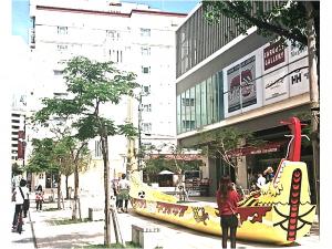 爬龍船のオブジェが目印