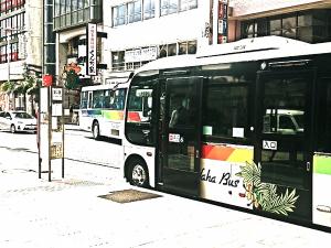 最寄りバス停「安里・あさと」まで徒歩約1分