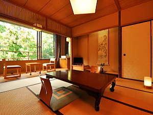 近代的な鉄筋5階建ての建物。純和風の日本情緒と機能的な快適さを兼ね備えた和室